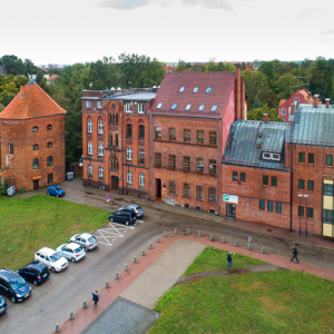 Braniewo, baszta i kamienice przy Placu Koscielnym. EU, PL, Warm-Maz. Lotnicze.